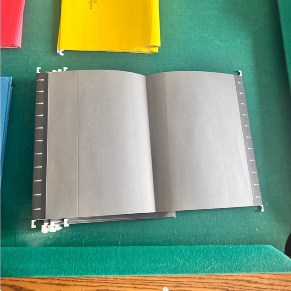 32 File Folders - Picture 2 of 2